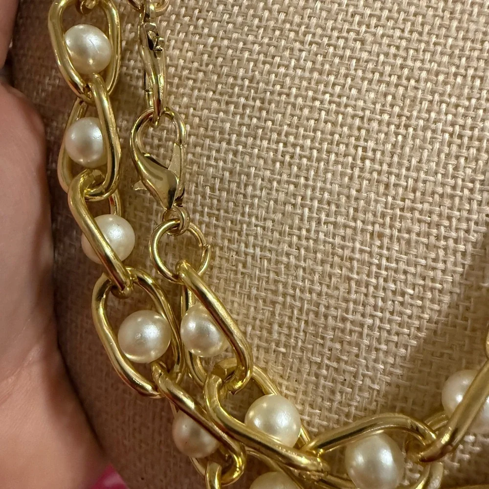 Elegant‎ Gold and Pearl Necklace